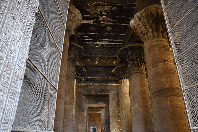 19 MAK_6276.jpg - Molto probabilmente, all’interno della struttura venne appiccato un incendio, di cui possiamo osservare ancora oggi le tracce, come la macchia nera sul soffitto della sala.